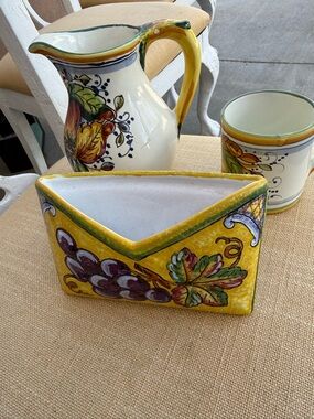 Hand-Painted Yellow Ceramic Napkin Holder with Grape Motif (per fiori)